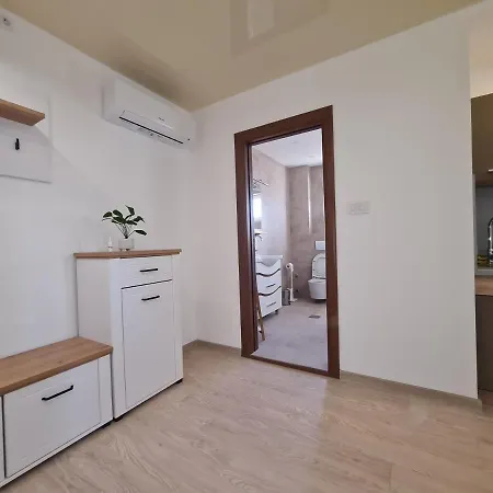 Airport Molko Lägenhet *